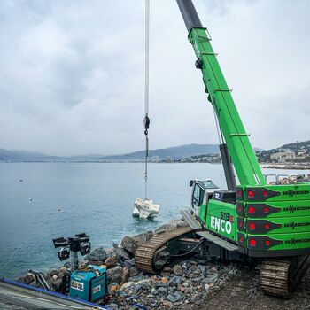 SENNEBOGEN Raupentelekran 6113 E, Küstenschutz Hafen Cannes, Frankreich Verheben und positionieren von Kunststeinbetonblöcken