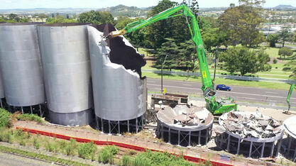 SENNEBOGEN 870 E Abbruchbagger beim Abriss von Silos zwischen Hauptstraße und Gleisen