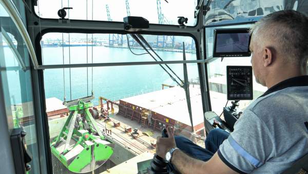 SENNEBOGEN 9300 E mobile harbour crane with electric drive for bulk cargo handling, 90 t load capacity, 41 m jib length 