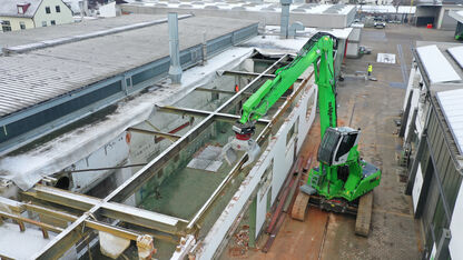 SENNEBOGEN 825 demolition machine, dismantling and deconstruction in the city center of Straubing