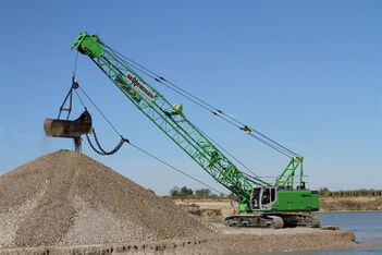 55 t duty cycle crane SENNEBOGEN 655 E gravel extraction quarrying dragline bucket