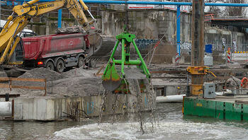 SENNEBOGEN duty cycle crane 655 dredging load capacity 55 tons
