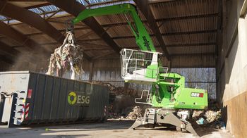 SENNEBOGEN 822 G beim Materialumschlag in einer Entsorgungs- und Verwertungsanlage mit Fokus auf Beschicken, Verladen und Umlagern.