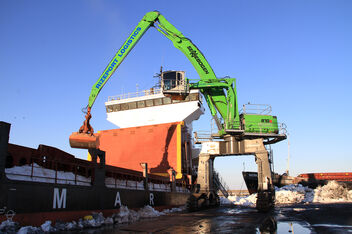 SENNEBOGEN material handler handling machine 870 E port handling ship unloading ship loading clamshell grab