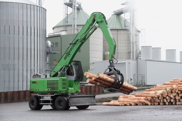 Download (RGB, 300dpi) SENNEBOGEN LIGNA 2015 Holzlogistik 735 Pick & Carry Umschlagbagger Umschlagmaschine Holzumschlag 718 Holzernte 830 M