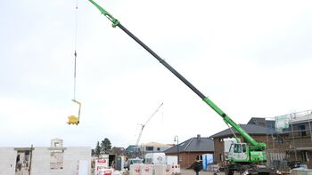 Telekran SENNEBOGEN 613 E ersetzt Trumdrehkran auf der Baustelle