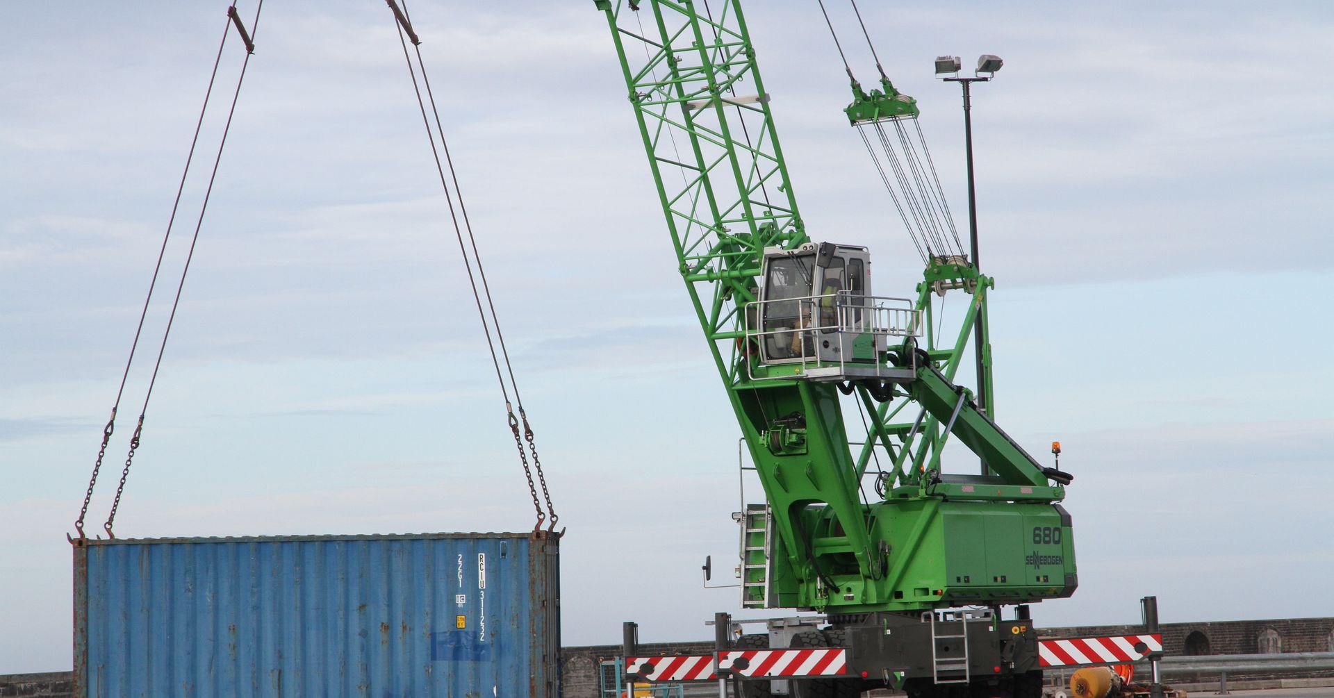 MOBILE HARBOR CRANE AS THE MOST IMPORTANT CONNECTING LINK: 680 HMC
