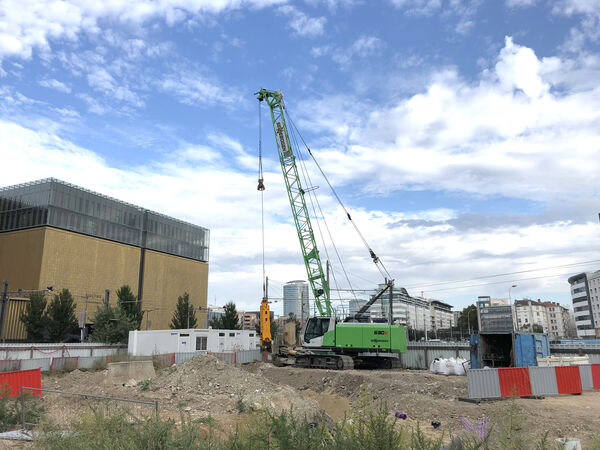 The SENNEBOGEN 630 R-HD during piping and lifting work in France 