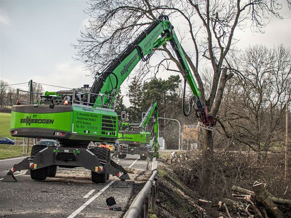 LANDSCAPE MANAGEMENT WITH TREE CARE HANDLER ALONG COUNTRY ROADS AND HIGHWAYS, SENNEBOGEN 728 LANDSCAPE MANAGEMENT WITH TREE CARE HANDLER ALONG COUNTRY ROADS AND HIGHWAYS, SENNEBOGEN 728
