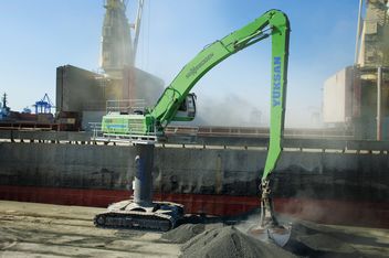 SENNEBOGEN Umschlagmaschine Umschlagbagger 835 Raupe Pylon Zweischalengreifer Erz