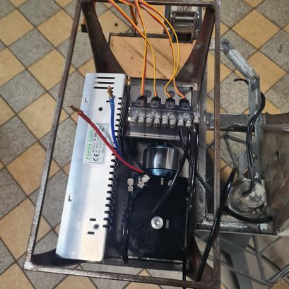 Einblick in das technische Innenleben des SENNEBOGEN Balancer-Modells mit Hydraulikkomponenten, Leitungen und Elektrik.
