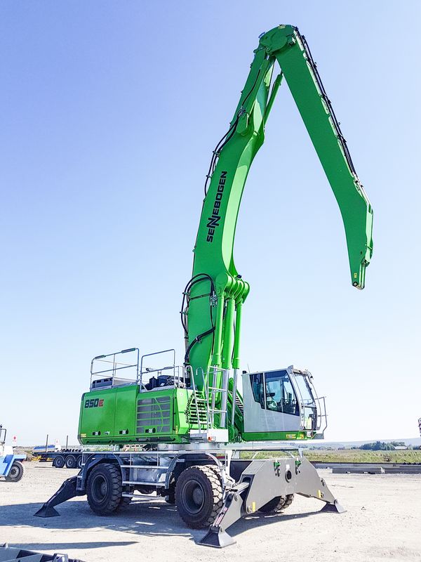 Download (300 dpi) SENNEBOGEN Umschlagmaschine 850 E