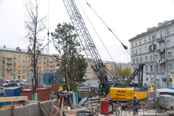 SENNEBOGEN 640 compact and versatile duty cycle crane below ground construction