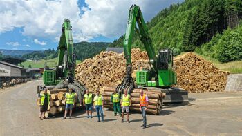 Rundholzplatz; SENNEBOGEN 735, Holzumschlag, Pick and Carry Maschine