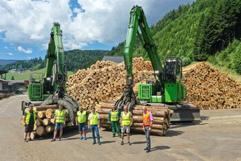 Rundholzplatz; SENNEBOGEN 735, Holzumschlag, Pick and Carry Maschine