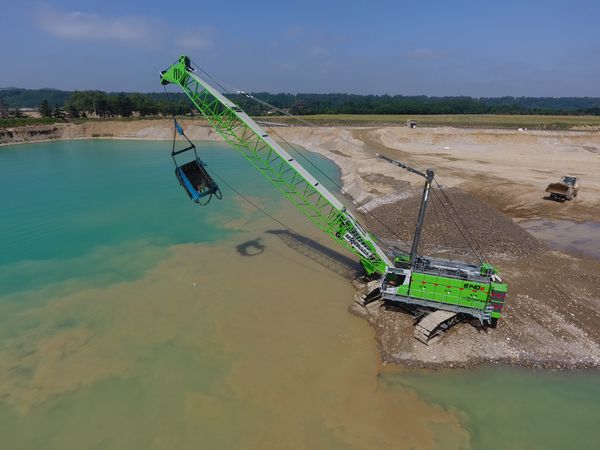 Download (300 dpi) Seilbagger SENNEBOGEN 6140 HD bei der Kiesgewinnung in Ariège, Frankreich