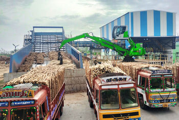 SENNEBOGEN 821 E - timber loading on truck