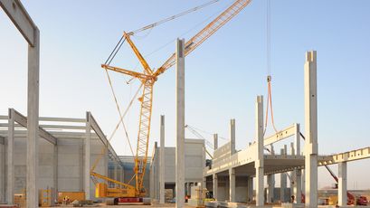 300 t Raupenkran Gittermastkran SENNEBOGEN 7700 Hochbau Tiefbau Baustelle Baustellenkran Betonfertigteile