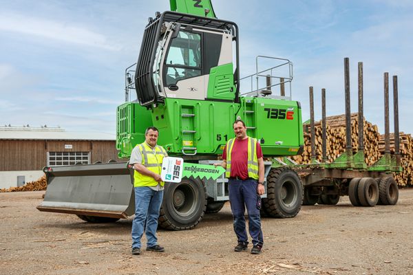 SENNEBOGEN material handler in saw mill, log transport, timber handling with timber grab SENNEBOGEN material handler in saw mill, log transport, timber handling with timber grab