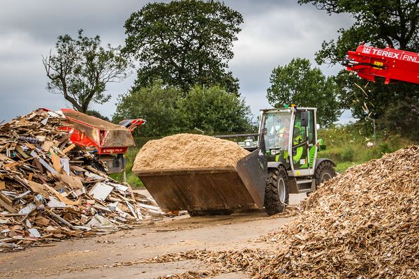 SENNEBOGEN Telehandler 355 E wood recycling shovel dust