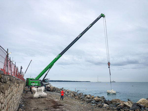 SENNEBOGEN Raupentelekran 6113 E, Küstenschutz Hafen Cannes, Frankreich Verheben und positionieren von Kunststeinbetonblöcken