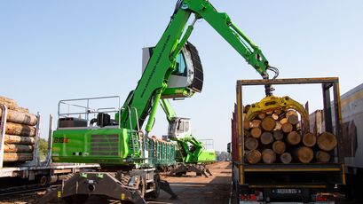 Umschlagbagger Umschlagmaschine SENNEBOGEN 818 E Holzumschlag Sägewerk Rundholzplatz Säge LKW Beladung Entladung Holzgreifer Maschine