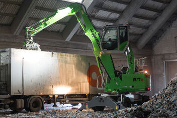 Kompakter Umschlagbagger SENNEBOGEN 817 E Recycling Halleneinsatz LKW Beladung