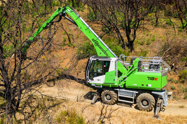 SENNEBOGEN 718 Holz-Umschlagbagger, Forstbagger für Aufräumarbeiten nach Waldbränden in Kalifornien, USA
