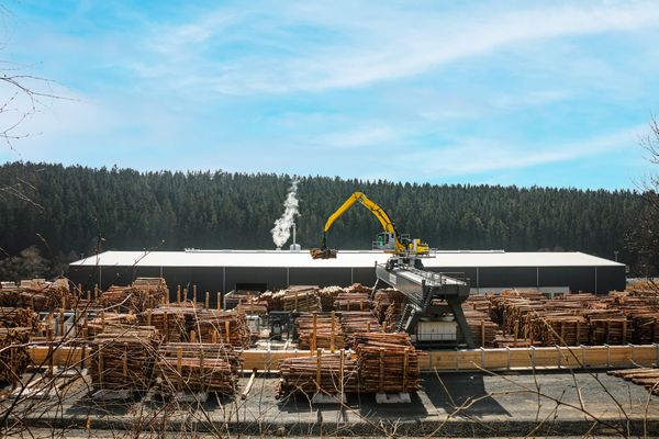 SENNEBOGEN 835, electric material handler with gantry, log handling, timber mill, saw mill SENNEBOGEN 835, electric material handler with gantry, log handling, timber mill, saw mill