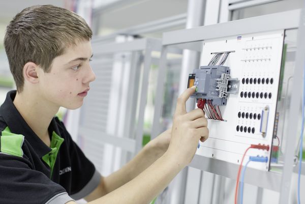 Download (RGB 300 dpi) SENNEBOGEN Lehrwerkstatt: Neueste Technik bei den Mechatronikern