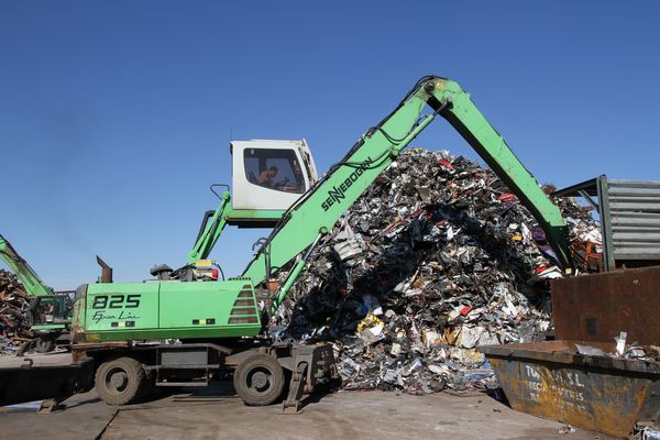 Download (RGB, 300 dpi) SENNEBOGEN material handler 825