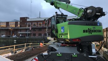 Ein SENNEBOGEN 16 t Telekran erledigt die Arbeit für die Firma Per Aarsleff im Rahmen eines Hafenprojektes