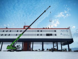 The SENNEBOGEN 653 E telecrane during lifting work in Antarctica.