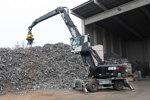 Scrap handling material handler SENNEBOGEN 825 E in the industrial area of Nuremberg harbour