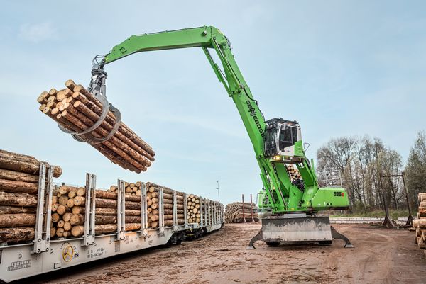 SENNEBOGEN 835 Holz-Umschlagbagger mit Anhänger zieht 80 t Rundholz im Sägewerk Schwaiger SENNEBOGEN 835 Holz-Umschlagbagger mit Anhänger zieht 80 t Rundholz im Sägewerk Schwaiger