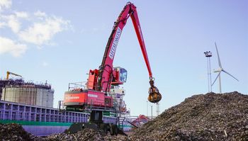 SENNEBOGEN 870 E beim Umschlag von Schrottmetall mit bis zu 1.000 Tonnen pro Stunde.