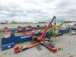 SENNEBOGEN 6300 Crawler Duty cycle crane / Dragline Loading onto a ship Offshore