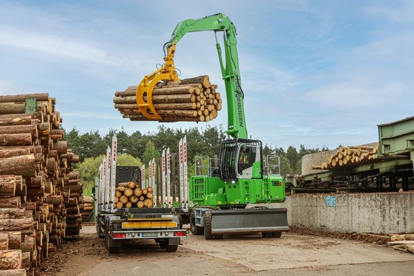SENNEBOGEN material handler in saw mill, log transport, timber handling with timber grab SENNEBOGEN material handler in saw mill, log transport, timber handling with timber grab