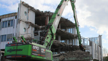 Zeit für Neues in München: Der 870 E Longfront-Abbruchbagger beim kontrollierten Rückbau in der belebten Münchner Innenstadt.