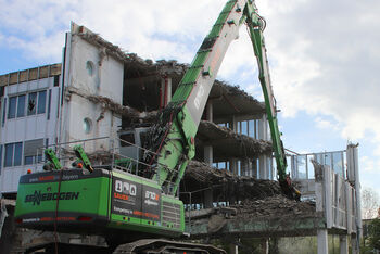 The SENNEBOGEN 870 E long front demolition excavator