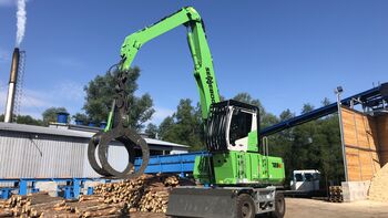 SENNEBOGEN Umschlagbagger 723 E für Holzumschlag / Rundholzumschlag am Rundholzplatz und im Sägewerk