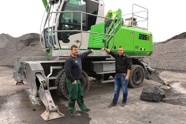 v.l. Maschinenführer Stefan Jentsch und Bereichsleiter EOS-Aufbereitung Benjamin Kinlinger, Max Aicher Umwelt GmbH Umschlagmaschine Umschlagbagger 835 E Mobil