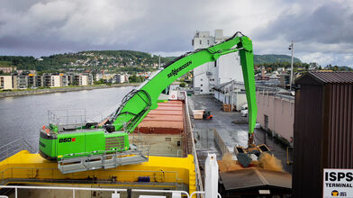 SENNEBOGEN 860 Hybrid E-Series handling materials at the port in Norway