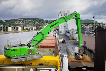 SENNEBOGEN 860 Hybrid E-Series handling materials at the port in Norway