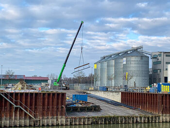 Port construction_SENNEBOGEN telecrane_Straubing_port_quay_pile_wall