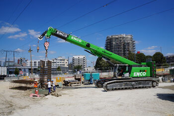 SENNEBOGEN 6113 E bei Hebearbeiten auf einer Pariser Baustelle.