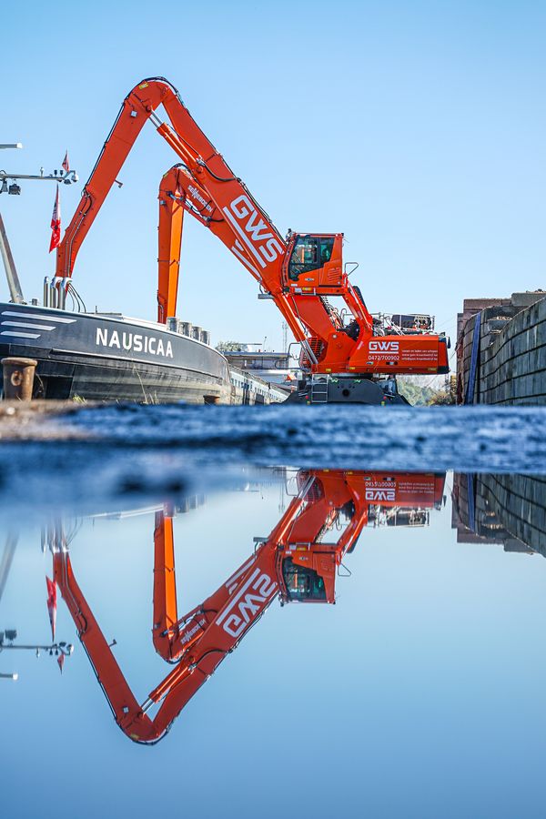 ship unloading SENNEBOGEN 835 material handler Belgium, cargo handling ship unloading SENNEBOGEN 835 material handler Belgium, cargo handling