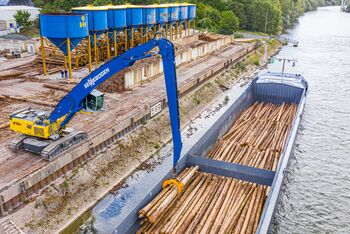 Umschlagbagger SENNEBOGEN 870 Hybrid im Binnenhafen, Vielfältig einsetzbar mit Schnellwechsler am Stiel und sparsam im Betrieb dank Green Hybrid System