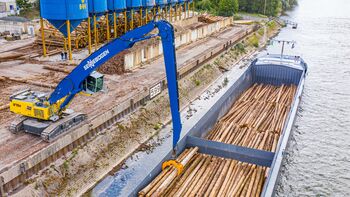 material handler SENNEBOGEN 870 Hybrid in inland port, Versatile use with quick coupler on the stick and economical operation thanks to Green Hybrid-System