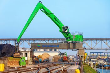 SENNEBOGEN 875 Hybrid, Elektrobagger mit kundenspezifisch gefertigten Schienenportal mit einer Spurbreite von 16 m, Hafenumschlag bei der Birsterminal AG in Basel